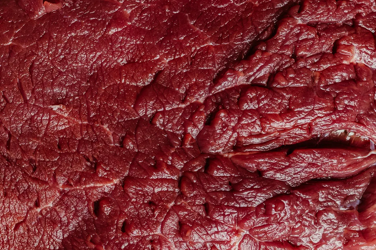 Grande plano de carne de bovino crua a mostrar o marmoreado antes da liofilização